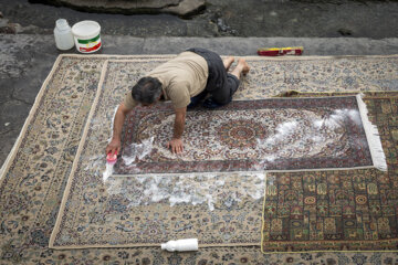 Los teheraníes lavan sus alfombras en Cheshmeh-Ali 