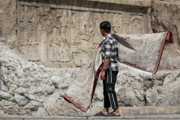 Los teheraníes lavan sus alfombras en Cheshmeh-Ali 