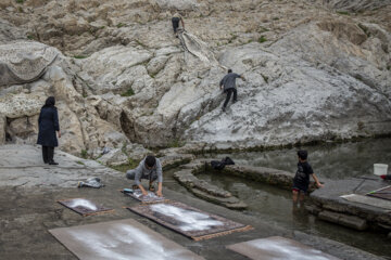 Los teheraníes lavan sus alfombras en Cheshmeh-Ali 