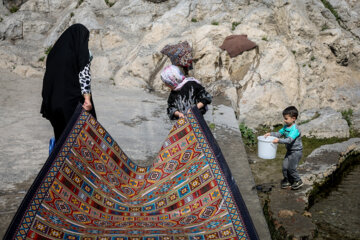 Los teheraníes lavan sus alfombras en Cheshmeh-Ali 