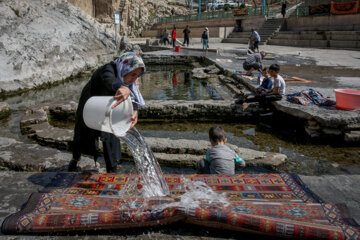 Los teheraníes lavan sus alfombras en Cheshmeh-Ali 