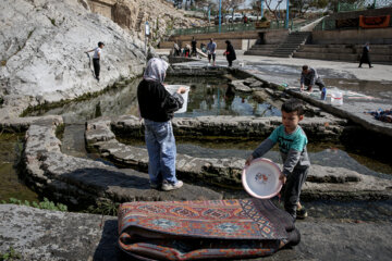 Los teheraníes lavan sus alfombras en Cheshmeh-Ali 