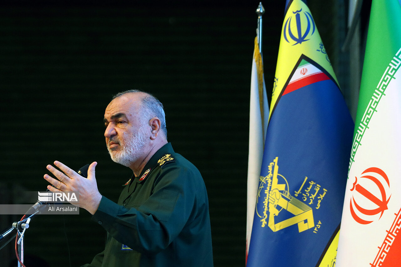 سرلشکر سلامی: دفاع مقدس گزینه‌های نظامی ‌روی ‌میز را باطل کرد