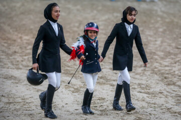 Le concours de saut d'obstacles de la Coupe Norouz a eu lieu lundi soir (13 mars 2023) avec la présence de 30 athlètes locaux et de 8 cavaliers étrangers au club équestre de Baam-e Tehran dans la capitale Téhéran.