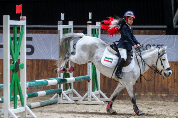 Le concours de saut d'obstacles de la Coupe Norouz a eu lieu lundi soir (13 mars 2023) avec la présence de 30 athlètes locaux et de 8 cavaliers étrangers au club équestre de Baam-e Tehran dans la capitale Téhéran.