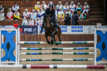 Le concours de saut d'obstacles de la Coupe Norouz a eu lieu lundi soir (13 mars 2023) avec la présence de 30 athlètes locaux et de 8 cavaliers étrangers au club équestre de Baam-e Tehran dans la capitale Téhéran.