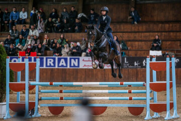 Le concours de saut d'obstacles de la Coupe Norouz a eu lieu lundi soir (13 mars 2023) avec la présence de 30 athlètes locaux et de 8 cavaliers étrangers au club équestre de Baam-e Tehran dans la capitale Téhéran.