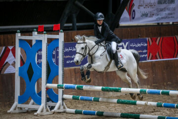 Le concours de saut d'obstacles de la Coupe Norouz a eu lieu lundi soir (13 mars 2023) avec la présence de 30 athlètes locaux et de 8 cavaliers étrangers au club équestre de Baam-e Tehran dans la capitale Téhéran.