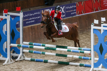 Le concours de saut d'obstacles de la Coupe Norouz a eu lieu lundi soir (13 mars 2023) avec la présence de 30 athlètes locaux et de 8 cavaliers étrangers au club équestre de Baam-e Tehran dans la capitale Téhéran.