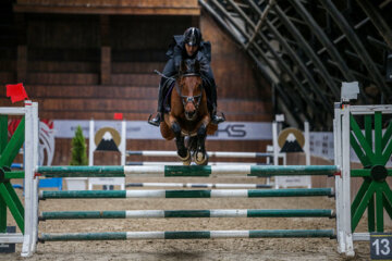 Le concours de saut d'obstacles de la Coupe Norouz a eu lieu lundi soir (13 mars 2023) avec la présence de 30 athlètes locaux et de 8 cavaliers étrangers au club équestre de Baam-e Tehran dans la capitale Téhéran.