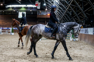 Le concours de saut d'obstacles de la Coupe Norouz a eu lieu lundi soir (13 mars 2023) avec la présence de 30 athlètes locaux et de 8 cavaliers étrangers au club équestre de Baam-e Tehran dans la capitale Téhéran.