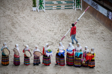 Le concours de saut d'obstacles de la Coupe Norouz a eu lieu lundi soir (13 mars 2023) avec la présence de 30 athlètes locaux et de 8 cavaliers étrangers au club équestre de Baam-e Tehran dans la capitale Téhéran.