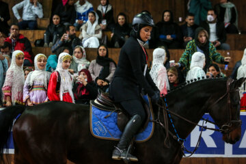 Le concours de saut d'obstacles de la Coupe Norouz a eu lieu lundi soir (13 mars 2023) avec la présence de 30 athlètes locaux et de 8 cavaliers étrangers au club équestre de Baam-e Tehran dans la capitale Téhéran.