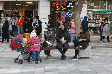 À l'approche de Norouz, la foule à Hamadān pour les derniers achats