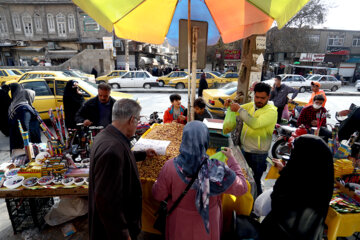 À l'approche de Norouz, la foule à Hamadān pour les derniers achats
