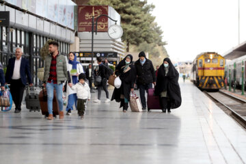 ورود مسافران نوروزی به مشهد