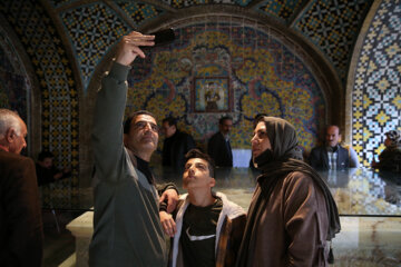 Turistler, Gülistan Sarayı Müzesinde