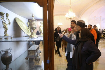 Turistler, Gülistan Sarayı Müzesinde