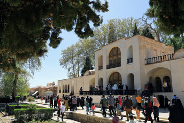 گردشگران نوروزی در باغ شاهزاده ماهان