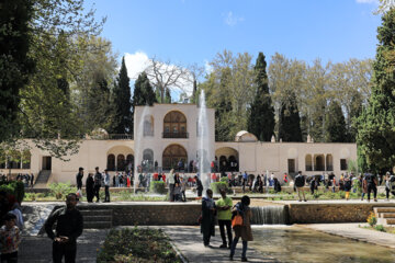 گردشگران نوروزی در باغ شاهزاده ماهان