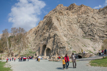 گردشگران نوروزی در طاق بستان