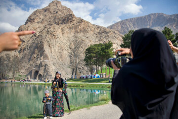 گردشگران نوروزی در طاق بستان