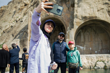 گردشگران نوروزی در طاق بستان