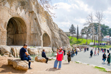 گردشگران نوروزی در طاق بستان