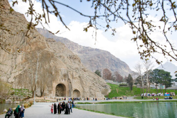 گردشگران نوروزی در طاق بستان