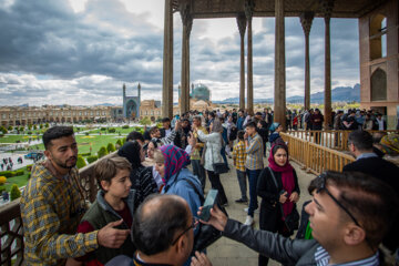 گردشگران نوروزی در نقش جهان