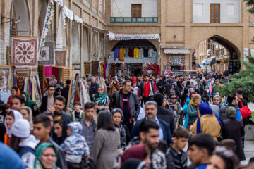 گردشگران نوروزی در نقش جهان