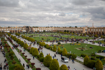 گردشگران نوروزی در نقش جهان