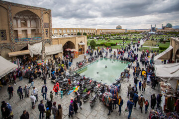 گردشگران نوروزی در نقش جهان