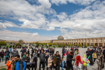 گردشگران نوروزی در نقش جهان