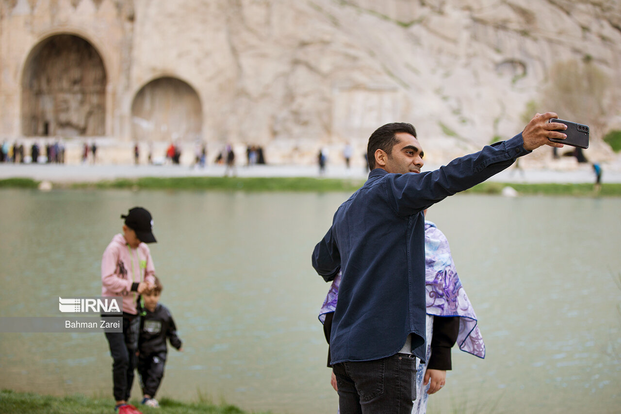 تلاش جهادی ستاد تسهیلات سفر و خاطرات خوب مسافران نوروزی از کرمانشاه