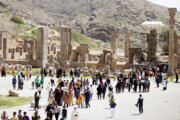 سیاح نوروز کی چھٹیوں مین ایرانی صوبے فارس کے تاریخی مقام 'تخت جمشید کی سیر کرنے کے مناظر