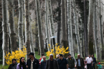 گردشگران نوروزی در کاخ سعدآباد