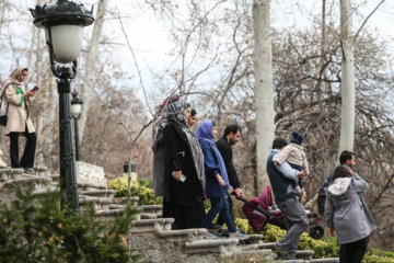 گردشگران نوروزی در کاخ سعدآباد