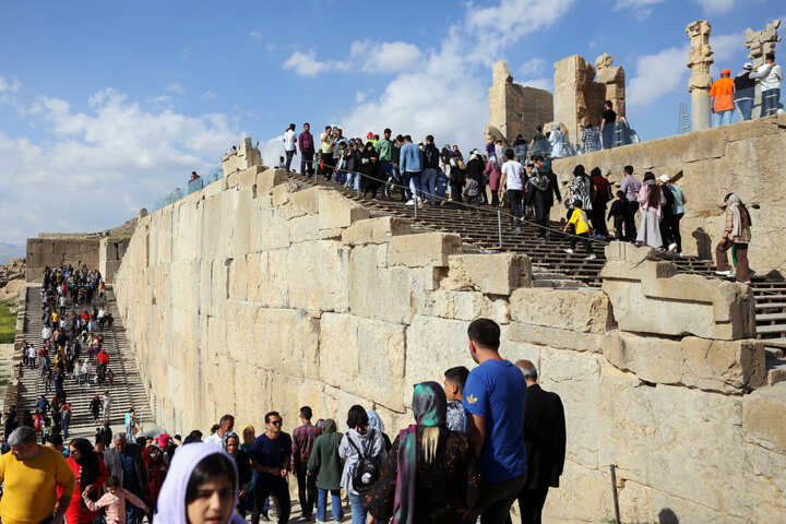 بیش از یک میلیون و ۳۵۹ هزار نفر گردشگر از اماکن تاریخی فارس دیدن کردند