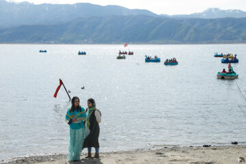 Los turistas de Noruz visitan el lago Zaribar