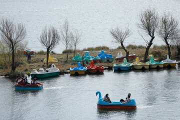 Los turistas de Noruz visitan el lago Zaribar