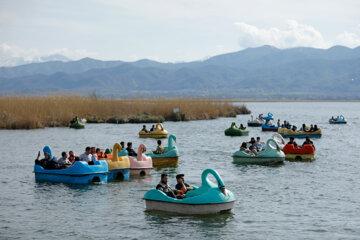 Los turistas de Noruz visitan el lago Zaribar