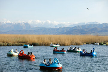 Los turistas de Noruz visitan el lago Zaribar