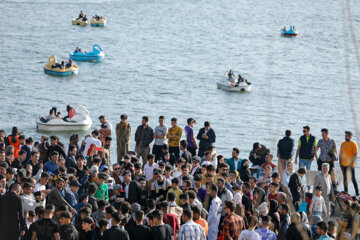 Los turistas de Noruz visitan el lago Zaribar