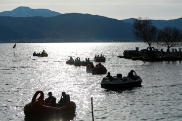 Los turistas de Noruz visitan el lago Zaribar