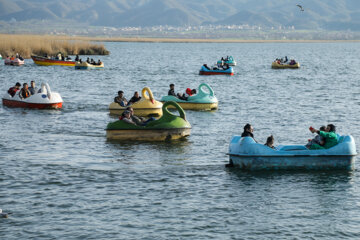 Los turistas de Noruz visitan el lago Zaribar