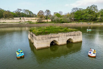 گردشگران نوروزی درباغ جهانی عباسآباد