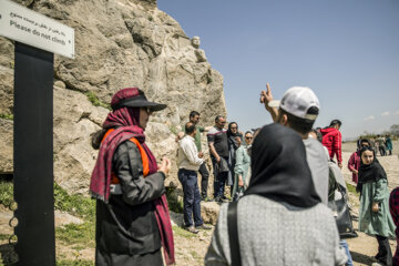 گردشگران نوروزی در بیستون