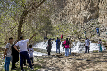 گردشگران نوروزی در بیستون