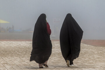 گردشگران در ساحل انزلی